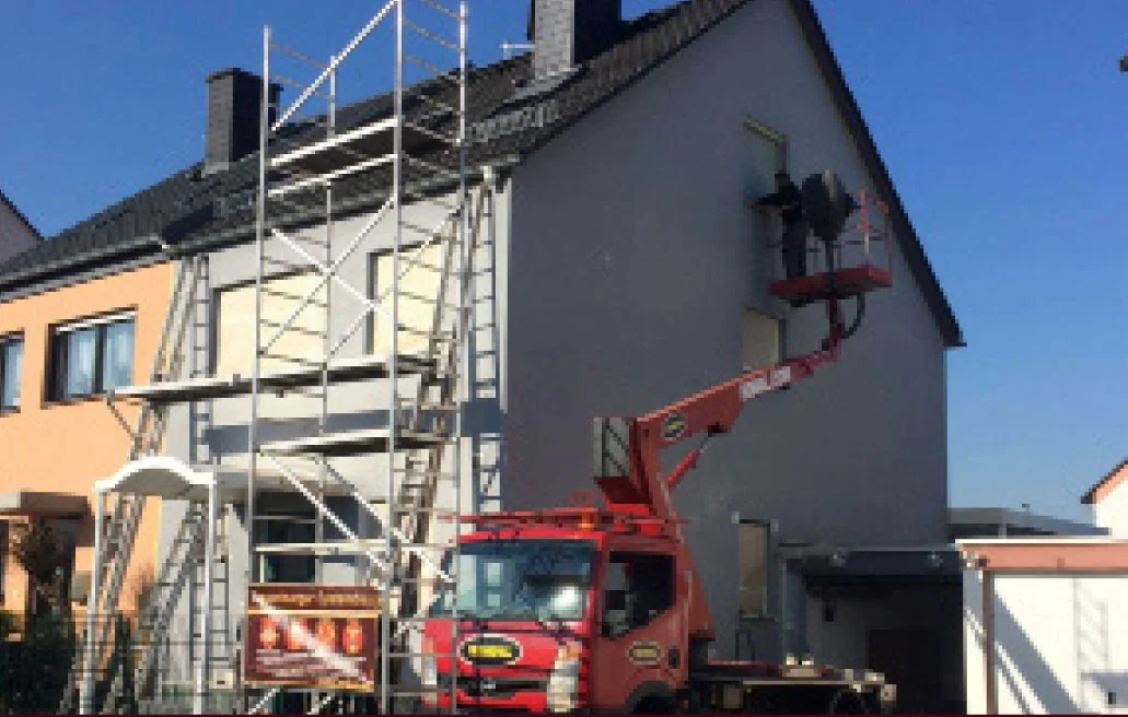 Arbeiten an Dach und Fassade mit Hubsteiger und Gerüst