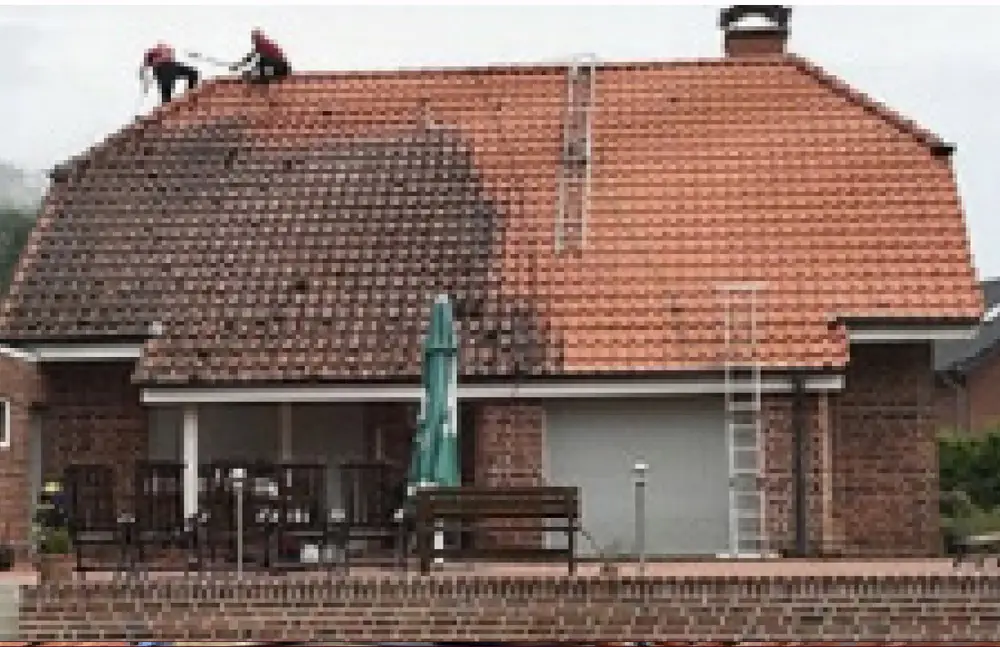 Gereinigte Dachfläche nach der Dachwäsche
