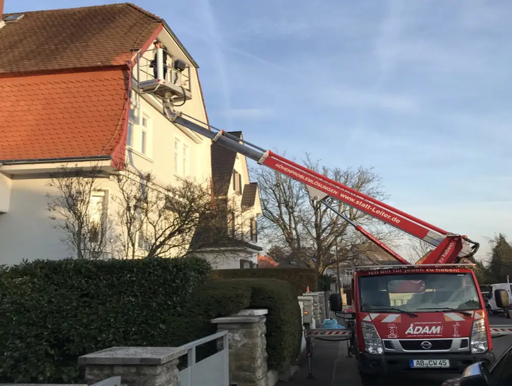Kontrolle einer Dachfläche im Rahmen der Dachwartung