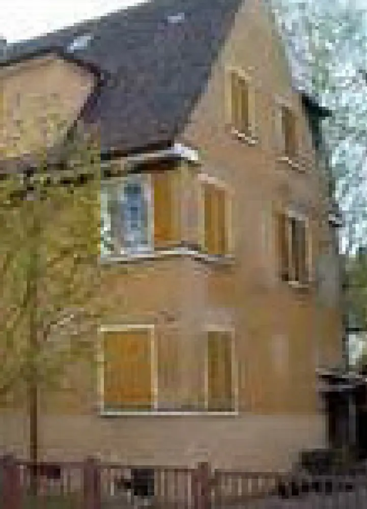 Wohnhaus mit verwittertem Putz vor der Fassadensanierung