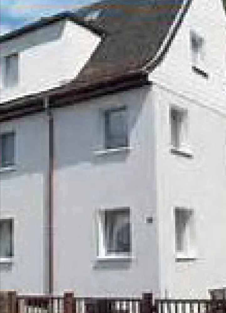 Dasselbe Wohnhaus nach der Fassadensanierung mit neuem Anstrich