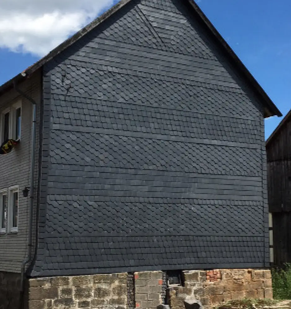 Fassade mit Naturschiefer und Holzkonstruktion